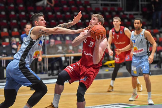 Chemnitz, Germany 30 December 2021 1 BBL 2021 2022 Niners Chemnitz vs Hakro Merlins Crailsheim v li in duel Bogdan Radosavljevic Crailsheim and Ivan Karacic Chemnitz Fair Chemnitz Saxony Copyright: xFotostandx xDostmannx