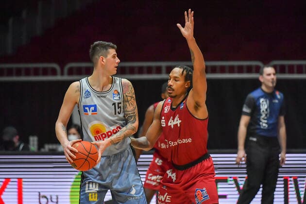 Chemnitz, Germany 30 December 2021 1 BBL 2021 2022 Niners Chemnitz vs Hakro Merlins Crailsheim v li in duel Bogdan Radosavljevic Crailsheim and Darion Atkins Chemnitz Fair Chemnitz Saxony Copyright: xFotostandx xDostmannx