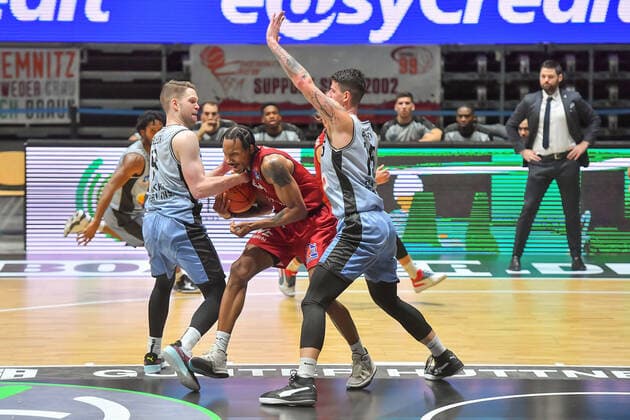 Chemnitz, Germany 30 December 2021 1 BBL 2021 2022 Niners Chemnitz vs Hakro Merlins Crailsheim v li in duel Fabian Bleck Crailsheim , Darion Atkins Chemnitz and Bogdan Radosavljevic Crailsheim Fair Chemnitz Saxony Copyright: xFotostandx xDostmannx