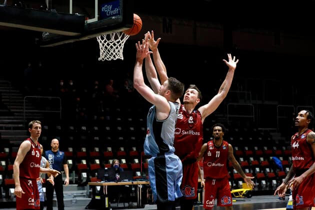 30 12 2021, easyCredit Basketball Bundesliga, BBL, season 2021 2022, men, Chemnitz Niners HAKRO Merlins Crailsheim Fabian Bleck, HAKRO Merlins Crailsheim, Jan Niklas Wimberg, Niners Chemnitz Chemnitz Fair Chemnitz Saxony Germany