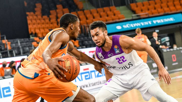 GER, BBL, ratiopharm ulm vs BG Göttingen Goettingen 30 12 2021, ratiopharm arena, Neu Ulm, GER, BBL, ratiopharm ulm vs BG Göttingen Goettingen, pictured Semaj Christon Ulm, 0 , Stephen Brown Jr Goettingen, 22 nordphotoxGmbHx xHafner nph00200