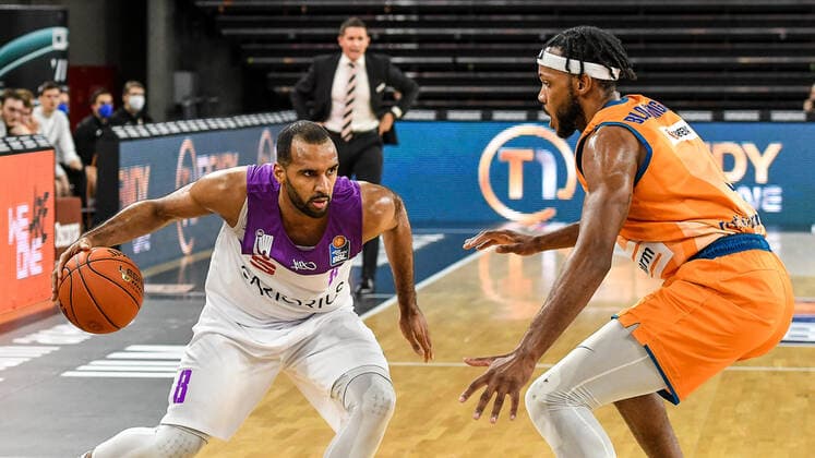 GER, BBL, ratiopharm ulm vs BG Göttingen Goettingen 30 12 2021, ratiopharm arena, Neu Ulm, GER, BBL, ratiopharm ulm vs BG Göttingen Goettingen, pictured Akeem Vargas Goettingen, 8 , Jaron Blossomgame Ulm, 4 nordphotoxGmbHx xHafner nph00200