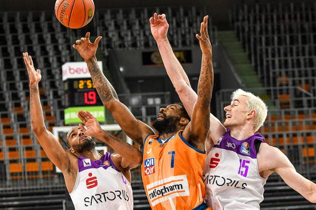 GER, BBL, ratiopharm ulm vs BG Göttingen Goettingen 30 12 2021, ratiopharm arena, Neu Ulm, GER, BBL, ratiopharm ulm vs BG Göttingen Goettingen, pictured battling for the rebound, Akeem Vargas Goettingen, 8 , Sindarius Thornwell Ulm, 7 , Philipp Hartwich Goettingen, 15 nordphotoxGmbHx xHafner nph00200