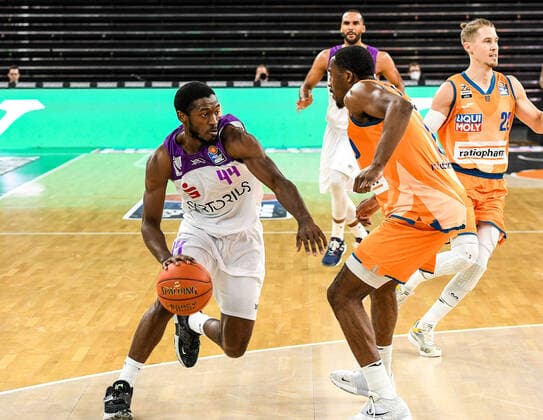 GER, BBL, ratiopharm ulm vs BG Göttingen Goettingen 30 12 2021, ratiopharm arena, Neu Ulm, GER, BBL, ratiopharm ulm vs BG Göttingen Goettingen, in the picture Kamar Baldwin Goettingen, 44 sets himself against Semaj Christon Ulm, 0 nordphotoxGmbHx xHafner nph00200