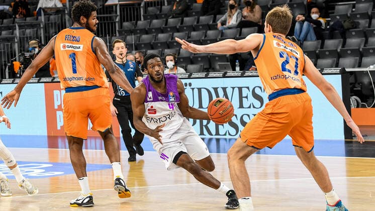 GER, BBL, ratiopharm ulm vs BG Göttingen Goettingen 30 12 2021, ratiopharm arena, Neu Ulm, GER, BBL, ratiopharm ulm vs BG Göttingen Goettingen, pictured Cristiano Felicio Ulm, 1 , Kamar Baldwin Goettingen, 44 , Moritz Krimmer Ulm, 27 nordphotoxGmbHx xHafner nph00200