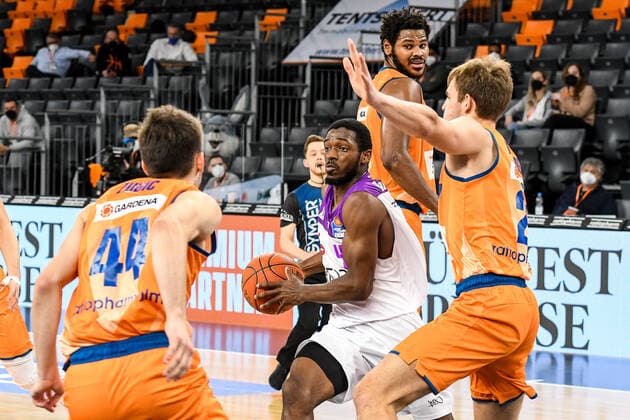 GER, BBL, ratiopharm ulm vs BG Göttingen Goettingen 30 12 2021, ratiopharm arena, Neu Ulm, GER, BBL, ratiopharm ulm vs BG Göttingen Goettingen, pictured Fedor Zugic Ulm, 44 , Kamar Baldwin Goettingen, 44 , Moritz Krimmer Ulm, 27 nordphotoxGmbHx xHafner nph00200