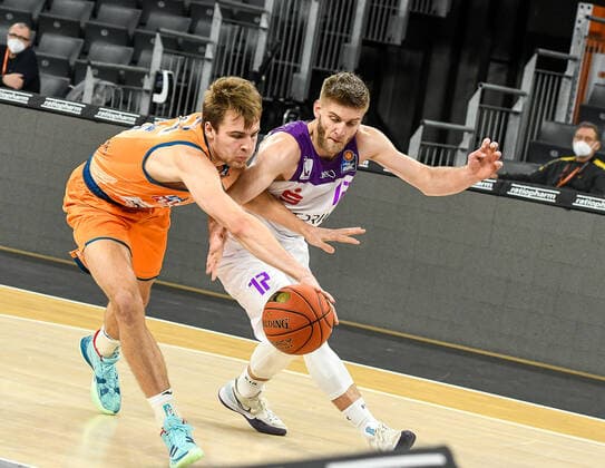 GER, BBL, ratiopharm ulm vs BG Göttingen Goettingen 30 12 2021, ratiopharm arena, Neu Ulm, GER, BBL, ratiopharm ulm vs BG Göttingen Goettingen, in picture fight for the ball, Moritz Krimmer Ulm, 27 , Mathis Mönninghoff Moenninghoff Goettingen, 17 nordphotoxGmbHx xHafner nph00200