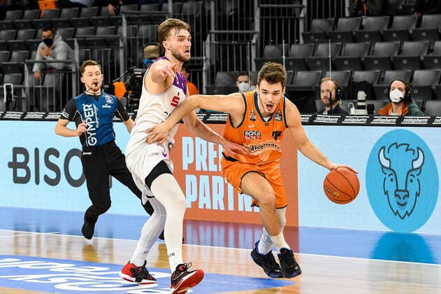 GER, BBL, ratiopharm ulm vs BG Göttingen Goettingen 30 12 2021, ratiopharm arena, Neu Ulm, GER, BBL, ratiopharm ulm vs BG Göttingen Goettingen, pictured Jake Toolson Goettingen, 2 , Fedor Zugic Ulm, 44 nordphotoxGmbHx xHafner nph00200