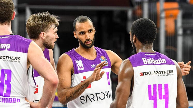 GER, BBL, ratiopharm ulm vs BG Göttingen Goettingen 30 12 2021, ratiopharm arena, Neu Ulm, GER, BBL, ratiopharm ulm vs BG Göttingen Goettingen, pictured Jake Toolson Goettingen, 2 , Akeem Vargas Goettingen, 8 , Kamar Baldwin Goettingen, 44 nordphotoxGmbHx xHafner nph00200