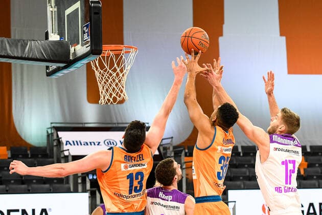 GER, BBL, ratiopharm ulm vs BG Göttingen Goettingen 30 12 2021, ratiopharm arena, Neu Ulm, GER, BBL, ratiopharm ulm vs BG Göttingen Goettingen, pictured fighting for the rebound, Nicolas Bretzel Ulm, 13 , Karim Jallow Ulm, 35 , Mathis Mönninghoff Moenninghoff Goettingen, 17 nordphotoxGmbHx xHafner nph00200