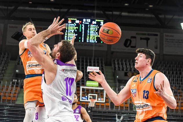 GER, BBL, ratiopharm ulm vs BG Göttingen Goettingen 30 12 2021, ratiopharm arena, Neu Ulm, GER, BBL, ratiopharm ulm vs BG Göttingen Goettingen, pictured Thomas Klepeisz Ulm, 22 , Harper Kamp Goettingen, 18 , Nicolas Bretzel Ulm, 13 nordphotoxGmbHx xHafner nph00200