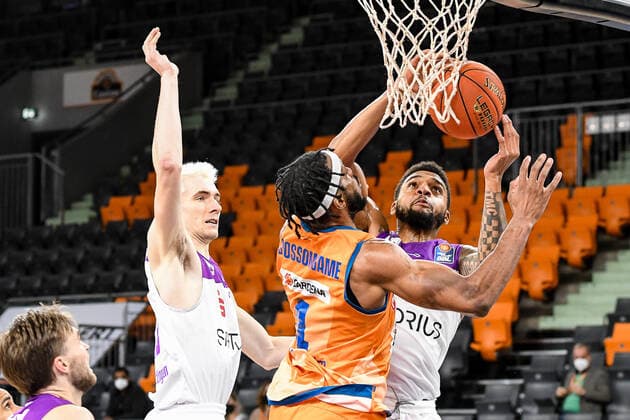 GER, BBL, ratiopharm ulm vs BG Göttingen Goettingen 30 12 2021, ratiopharm arena, Neu Ulm, GER, BBL, ratiopharm ulm vs BG Göttingen Goettingen, pictured Philipp Hartwich Goettingen, 15 , Jaron Blossomgame Ulm, 4 , Jeff Roberson Goettingen, 5 pts. nordphotoxGmbHx xHafner nph00200