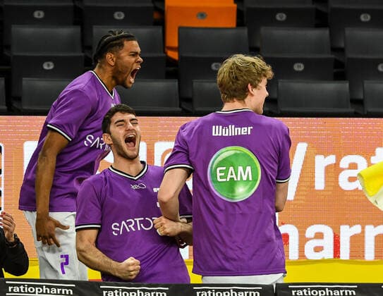 GER, BBL, ratiopharm ulm vs BG Göttingen Goettingen 30 12 2021, ratiopharm arena, Neu Ulm, GER, BBL, ratiopharm ulm vs BG Göttingen Goettingen, pictured cheering after the decisive basket, Nick Boakye Goettingen, 7 , Marios Giotis Goettingen, 32 , Max Wüllner Wuellner Goettingen, 13 nordphotoxGmbHx xHafner nph00200