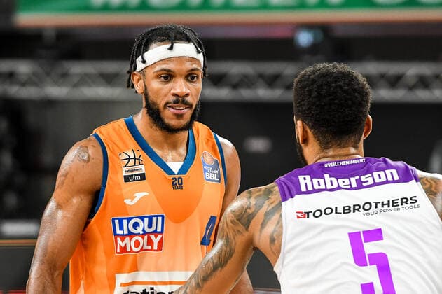 GER, BBL, ratiopharm ulm vs BG Göttingen Goettingen 30 12 2021, ratiopharm arena, Neu Ulm, GER, BBL, ratiopharm ulm vs BG Göttingen Goettingen, pictured Jaron Blossomgame Ulm, 4 , Jeff Roberson Goettingen, 5 nordphotoxGmbHx xHafner nph00200