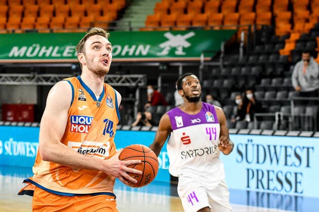 GER, BBL, ratiopharm ulm vs BG Göttingen Goettingen 30 12 2021, ratiopharm arena, Neu Ulm, GER, BBL, ratiopharm ulm vs BG Göttingen Goettingen, pictured Philipp Herkenhoff Ulm, 14 , Kamar Baldwin Goettingen, 44 nordphotoxGmbHx xHafner nph00200