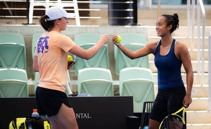 Mandatory Credit: Photo by Rob Prange Shutterstock (12674441aa) Leylah Fernandez of Canada & Iga Swiatek of Poland during practice ahead of the 2022 Adelaide International WTA, Tennis Damen 500 tennis tournament 2022 Adelaide International Pre-Tournament - 31 Dec 2021 2022 Adelaide International Pre-Tournament - 31 Dec 2021  Copyright: xRobxPrange Shutterstockx 12674441aa