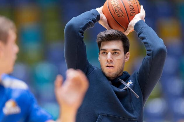 Fraport Skyliners MLP Academics Heidelberg, easyCredit BBL The injured Bruno Vrcic Fraport Skyliners, 7 helps with the teams warm-up program Basketball match of the easyCredit BBL between Fraport Skyliners and MLP Academics Heidelberg on December 30, 2021 at Ballsporthalle in Frankfurt am Main , Frankfurt am Main Hesse Germany Ballsporthalle