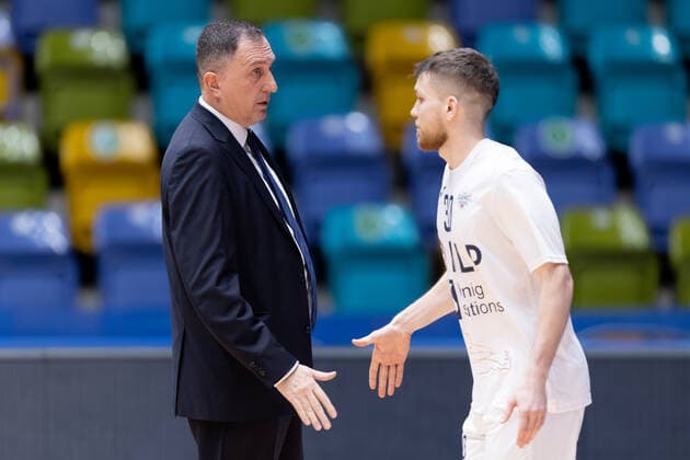 Fraport Skyliners MLP Academics Heidelberg, easyCredit BBL Head Coach Branislav Ignjatovic Heidelberg welcomes his player Leon Friederici Heidelberg, 30 Basketball match of the easyCredit BBL between the Fraport Skyliners and the MLP Academics Heidelberg on 30 December 2021 at the Ballsporthalle in Frankfurt am Main , Frankfurt am Main Hesse Germany Ballsporthalle