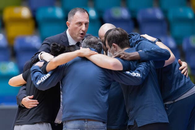 Fraport Skyliners MLP Academics Heidelberg, easyCredit BBL team circle of Heidelberg coaches and support staff around Head Coach Branislav Ignjatovic Heidelberg Basketball easyCredit BBL match between Fraport Skyliners and MLP Academics Heidelberg on 30 December 2021 at Ballsporthalle in Frankfurt am Main , Frankfurt am Main Hesse Germany Ballsporthalle