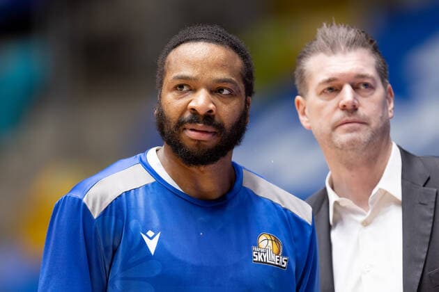 Fraport Skyliners MLP Academics Heidelberg, easyCredit BBL Quantez Robertson Fraport Skyliners, 23 , right background Co Coach Klaus Perwas Fraport Skyliners Basketball easyCredit BBL match between Fraport Skyliners and MLP Academics Heidelberg on 30 December 2021 at Ballsporthalle in Frankfurt am Main , Frankfurt am Main Hesse Germany Ballsporthalle
