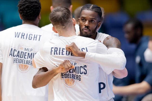 Fraport Skyliners MLP Academics Heidelberg, easyCredit BBL Shyron Ely Heidelberg, 5 hugs Leon Friederici Heidelberg, 30 easyCredit BBL basketball match between Fraport Skyliners and MLP Academics Heidelberg on 30 December 2021 at Ballsporthalle in Frankfurt am Main , Frankfurt am Main Hesse Germany Ballsporthalle