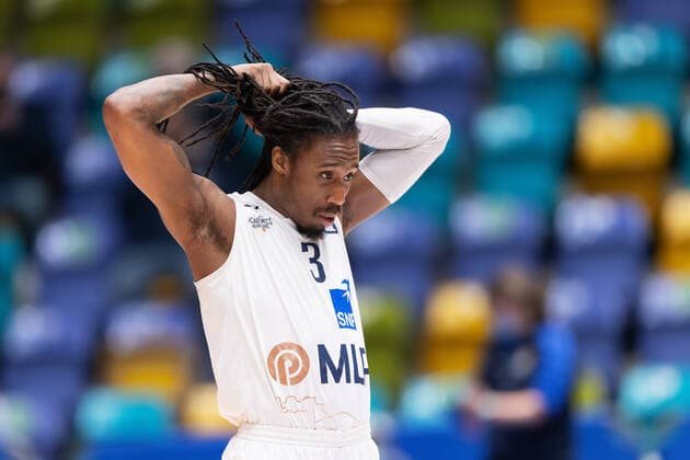 Fraport Skyliners MLP Academics Heidelberg, easyCredit BBL Robert Lowery Jr Heidelberg, 3 ties his dreadlocks together Basketball match of the easyCredit BBL between Fraport Skyliners and MLP Academics Heidelberg on December 30, 2021 at Ballsporthalle in Frankfurt am Main , Frankfurt am Main Hesse Germany Ballsporthalle