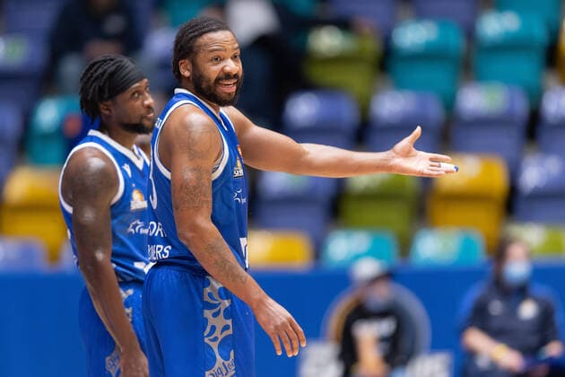 Fraport Skyliners MLP Academics Heidelberg, easyCredit BBL Quantez Robertson Fraport Skyliners, 23 discusses with the referee Basketball match of the easyCredit BBL between the Fraport Skyliners and the MLP Academics Heidelberg on 30 December 2021 at the Ballsporthalle in Frankfurt am Main , Frankfurt am Main Hesse Germany Ballsporthalle
