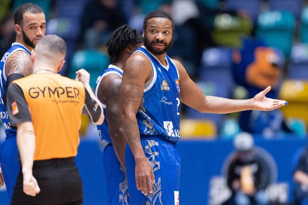 Fraport Skyliners MLP Academics Heidelberg, easyCredit BBL Quantez Robertson Fraport Skyliners, 23 discusses with the referee Basketball match of the easyCredit BBL between the Fraport Skyliners and the MLP Academics Heidelberg on 30 December 2021 at the Ballsporthalle in Frankfurt am Main , Frankfurt am Main Hesse Germany Ballsporthalle