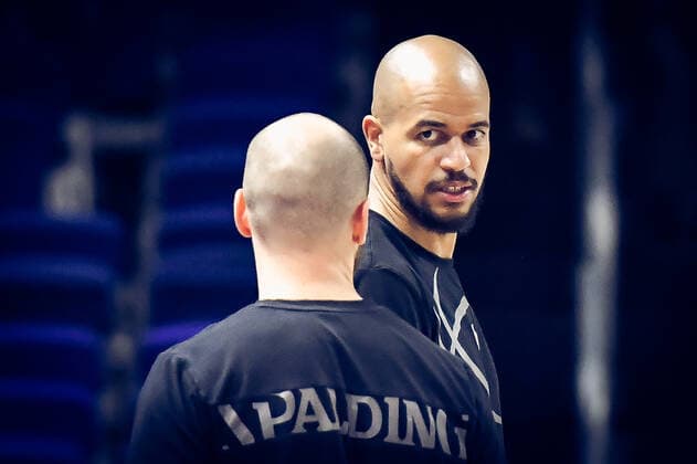 31 12 2021, xlakx, Basketball BBL Bundesliga, Alba Berlin s Oliver Würzburg emspor, v l Alex King s Oliver Wuerzburg No 7 Berlin