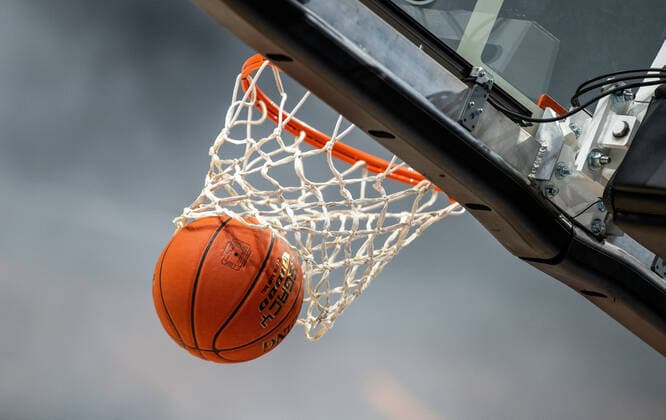 31 12 2021, Berlin, Basketball, 1 Bundesliga, easyCredit BBL, Hauptrunde, 14 Spieltag, Mercedes Benz Arena ALBA Berlin s Oliver Wuerzburg A basketball lands in the basket ALBA Berlin s Oliver Wuerzburg