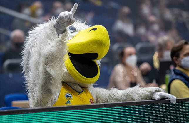 31 12 2021, Berlin, Basketball, 1 Bundesliga, easyCredit BBL, Hauptrunde, 14 Spieltag, Mercedes Benz Arena ALBA Berlin s Oliver Wuerzburg Mascot Albatros of ALBA Berlin points in one direction ALBA Berlin s Oliver Wuerzburg