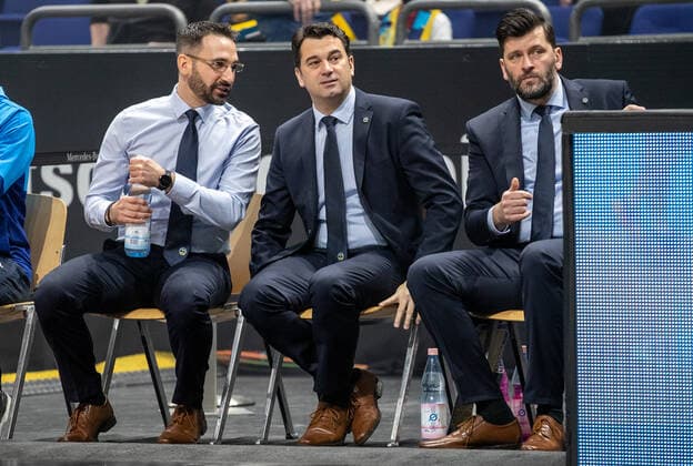 31 12 2021, Berlin, Basketball, 1 Bundesliga, easyCredit BBL, Hauptrunde, 14 Spieltag, Mercedes Benz Arena ALBA Berlin s Oliver Wuerzburg ALBAs assistant coach Thomas Paech l r , head coach Israel Gonzalez and Sebastian Trzcionka watch the game ALBA Berlin s Oliver Wuerzburg