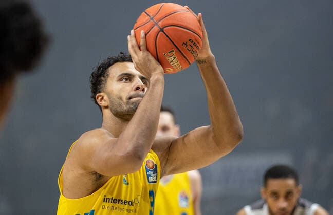 31 12 2021, Berlin, Basketball, 1 Bundesliga, easyCredit BBL, Hauptrunde, 14 Spieltag, Mercedes Benz Arena ALBA Berlin s Oliver Wuerzburg ALBAs Johannes Thiemann holds the ball ready for the free throw ALBA Berlin s Oliver Wuerzburg