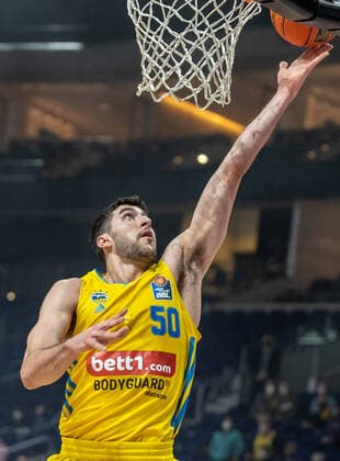 31 12 2021, Berlin, Basketball, 1 Bundesliga, easyCredit BBL, Hauptrunde, 14 Spieltag, Mercedes Benz Arena ALBA Berlin s Oliver Wuerzburg ALBAs Yovel Zoosman leaps with the ball to the basket ALBA Berlin s Oliver Wuerzburg