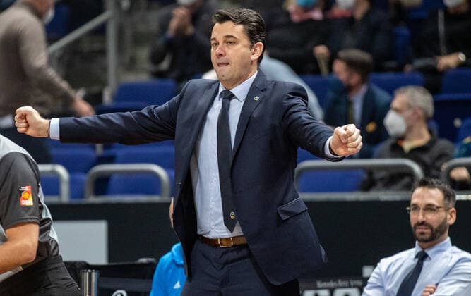 31 12 2021, Berlin, Basketball, 1 Bundesliga, easyCredit BBL, Hauptrunde, 14 Spieltag, Mercedes Benz Arena ALBA Berlin s Oliver Wuerzburg ALBAs head coach Israel Gonzalez stands gesticulating at the edge of the court ALBA Berlin s Oliver Wuerzburg