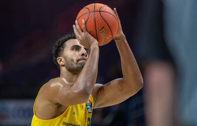 31 12 2021, Berlin, Basketball, 1 Bundesliga, easyCredit BBL, Hauptrunde, 14 Spieltag, Mercedes Benz Arena ALBA Berlin s Oliver Wuerzburg ALBAs Johannes Thiemann holds the ball ready for the free throw ALBA Berlin s Oliver Wuerzburg