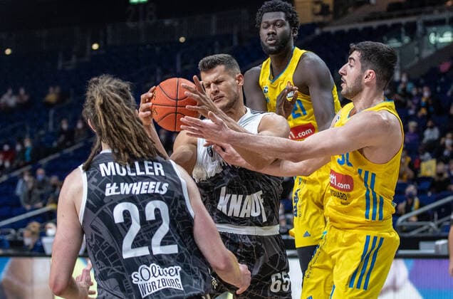 31 12 2021, Berlin, Basketball, 1 Bundesliga, easyCredit BBL, Hauptrunde, 14 Spieltag, Mercedes Benz Arena ALBA Berlin s Oliver Wuerzburg Filip Stanic M of s Oliver Wuerzburg fights ALBAs Yovel Zoosman r for the ball ALBA Berlin s Oliver Wuerzburg