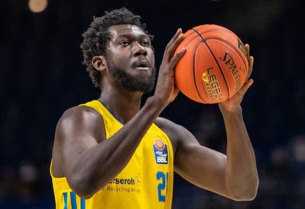 31 12 2021, Berlin, Basketball, 1 Bundesliga, easyCredit BBL, Hauptrunde, 14 Spieltag, Mercedes Benz Arena ALBA Berlin s Oliver Wuerzburg ALBAs Christ Koumadje holds the ball ready for the free throw ALBA Berlin s Oliver Wuerzburg
