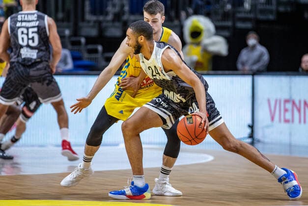 31 12 2021, Berlin, Basketball, 1 Bundesliga, easyCredit BBL, Hauptrunde, 14 Spieltag, Mercedes Benz Arena ALBA Berlin s Oliver Wuerzburg ALBAs Jonas Mattisseck l fights for the ball against Cameron Hunt of s Oliver Wuerzburg ALBA Berlin s Oliver Wuerzburg