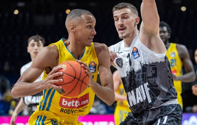 31 12 2021, Berlin, Basketball, 1 Bundesliga, easyCredit BBL, Hauptrunde, 14 Spieltag, Mercedes Benz Arena ALBA Berlin s Oliver Wuerzburg ALBAs Louis Olinde l fights for the ball against Tomasz Gielo of s Oliver Wuerzburg ALBA Berlin s Oliver Wuerzburg