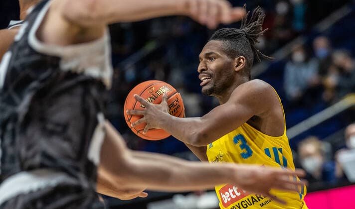 31 12 2021, Berlin, Basketball, 1 Bundesliga, easyCredit BBL, Hauptrunde, 14 Spieltag, Mercedes Benz Arena ALBA Berlin s Oliver Wuerzburg ALBA s Jaleen Smith plays the ball ALBA Berlin s Oliver Wuerzburg