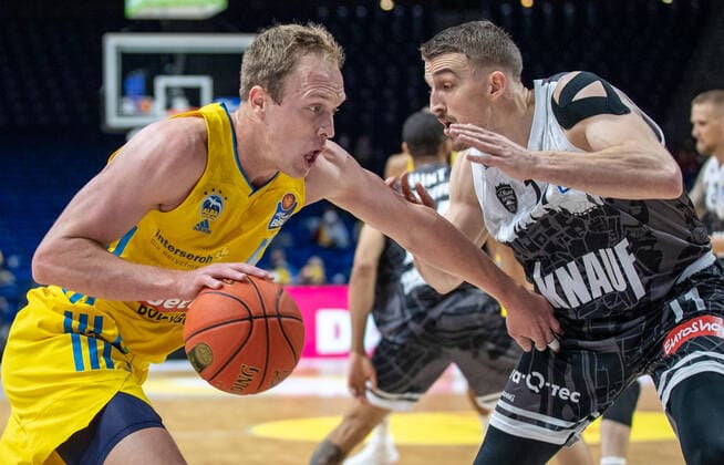 31 12 2021, Berlin, Basketball, 1 Bundesliga, easyCredit BBL, Hauptrunde, 14 Spieltag, Mercedes Benz Arena ALBA Berlin s Oliver Wuerzburg ALBAs Luke Sikma l fights for the ball against Tomasz Gielo of s Oliver Wuerzburg ALBA Berlin s Oliver Wuerzburg