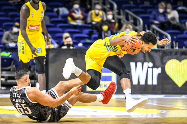 31 12 2021, xlakx, Basketball BBL Bundesliga, Alba Berlin s Oliver Würzburg emspor, v l Filip Stanic s Oliver Wuerzburg No 65 ,Johannes Thiemann Alba Berlin No 32 ,Zweikampf, action, battle for the ball Berlin