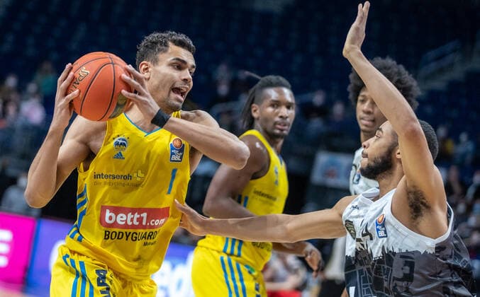 31 12 2021, Berlin, Basketball, 1 Bundesliga, easyCredit BBL, Hauptrunde, 14 Spieltag, Mercedes Benz Arena ALBA Berlin s Oliver Wuerzburg Albas Oscar da Silva l fights s Oliver Wuerzburgs Cameron Hunt for the ball ALBA Berlin s Oliver Wuerzburg