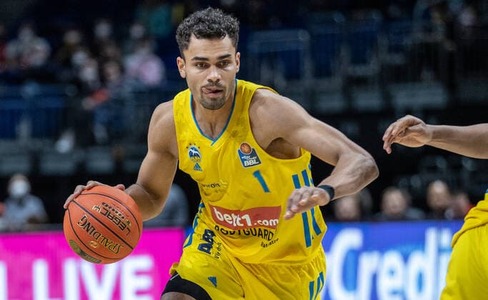 31 12 2021, Berlin, Basketball, 1 Bundesliga, easyCredit BBL, Hauptrunde, 14 Spieltag, Mercedes Benz Arena ALBA Berlin s Oliver Wuerzburg Albas Oscar da Silva plays the ball ALBA Berlin s Oliver Wuerzburg
