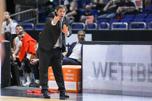 31 12 2021, xlakx, Basketball BBL Bundesliga, Alba Berlin s Oliver Würzburg emspor, v l Sasa Filipovski s Oliver Wuerzburg Headcoch ,gives instructions, gestures with arms, gesticulate, gives instructions Berlin