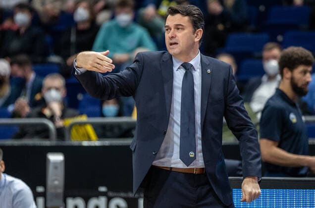 31 12 2021, Berlin, Basketball, 1 Bundesliga, easyCredit BBL, Hauptrunde, 14 Spieltag, Mercedes Benz Arena ALBA Berlin s Oliver Wuerzburg ALBAs head coach Israel Gonzalez stands gesticulating at the edge of the court ALBA Berlin s Oliver Wuerzburg