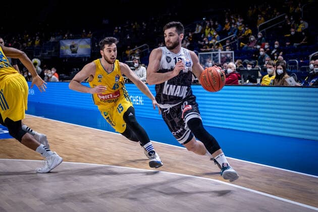 Basketball Berlin 31 12 2021 Season 2021 2022 easyCredit BBL 1 Bundesliga Alba Berlin s Oliver Würzburg Luciano Parodi Würzburg, No 10 Tamir Blatt Alba Berlin, No 45