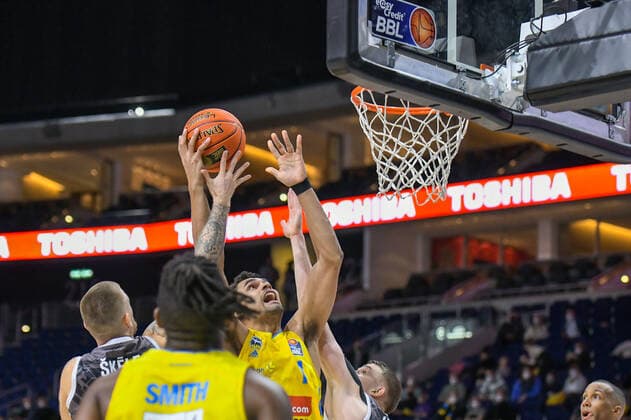 31 12 2021, xlakx, Basketball BBL Bundesliga, Alba Berlin s Oliver Würzburg emspor, v l Oscar Da Silva Alba Berlin No 1 ,with Korbleger Berlin