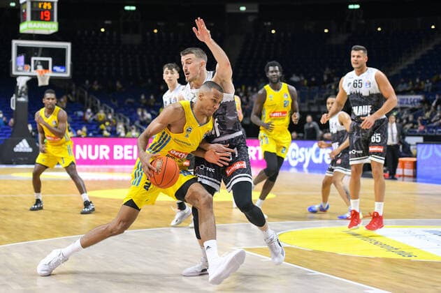 31 12 2021, xlakx, Basketball BBL Bundesliga, Alba Berlin s Oliver Würzburg emspor, v l Louis Olinde Alba Berlin No 19 ,Tomasz Gielo s Oliver Wuerzburg No 11 ,Zweikampf, action, battle for the ball Berlin